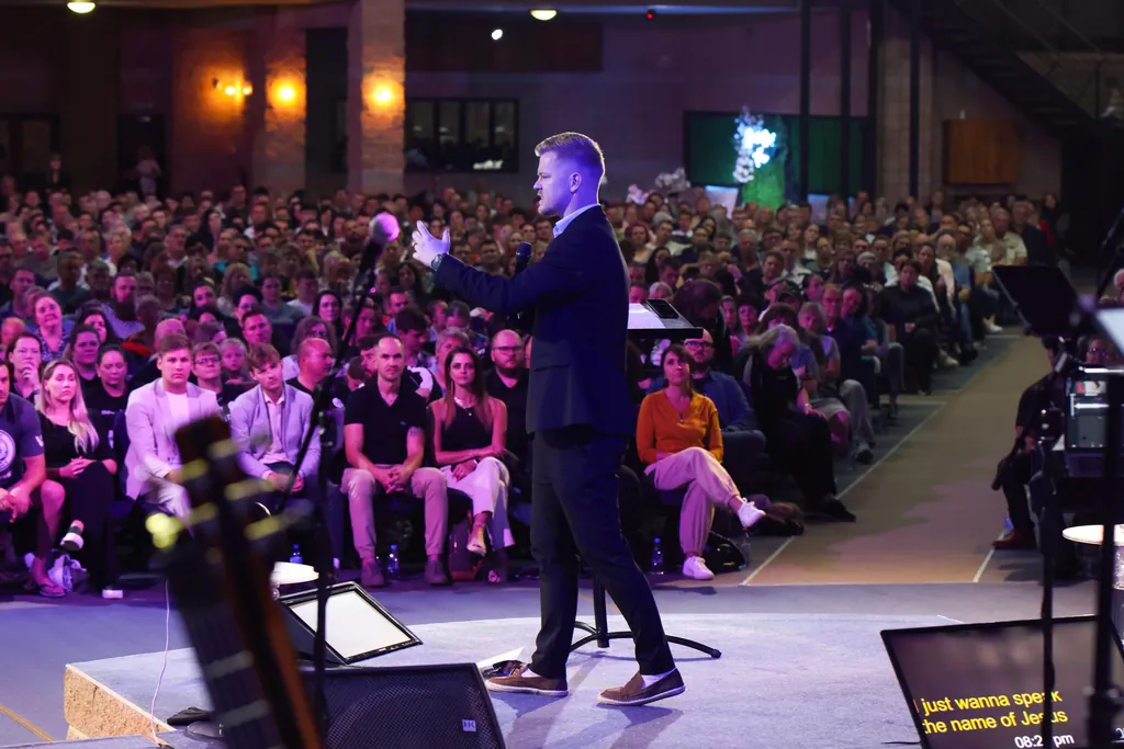 Johandre Potgieter preek voor ’n stampvol saal in Klerksdorp.